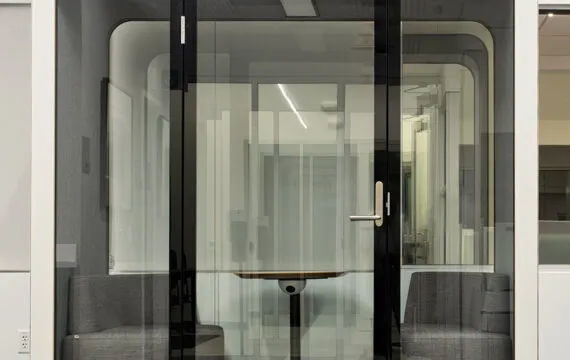 Akusztika az irodában – hogyan teremthető akusztikai kényelem egy bérelt helyiségben?