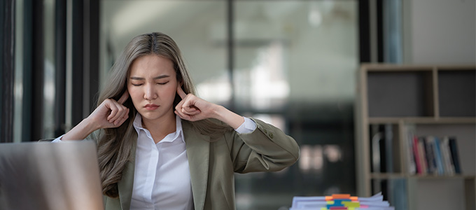 nyitott irodában dolgozó, csendben dolgozó alkalmazott, zajszűrés az irodában